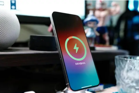 邹城苹果15换屏服务分享用什么充电器给iPhone15充电更好 